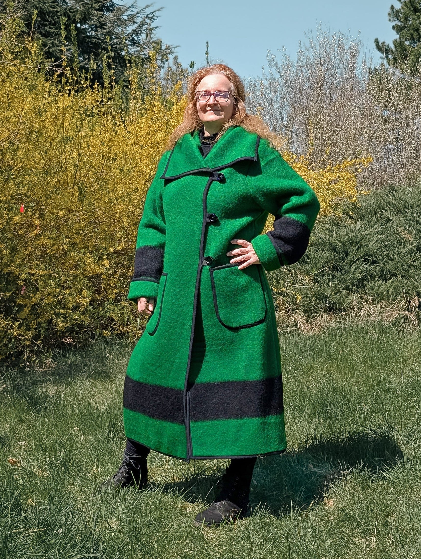 Long heritage green coat with a wide collar and single-breasted closure, suitable for rendezvous and reenactment.