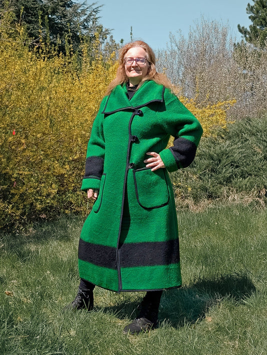 Long heritage green coat with a wide collar and single-breasted closure, suitable for rendezvous and reenactment.