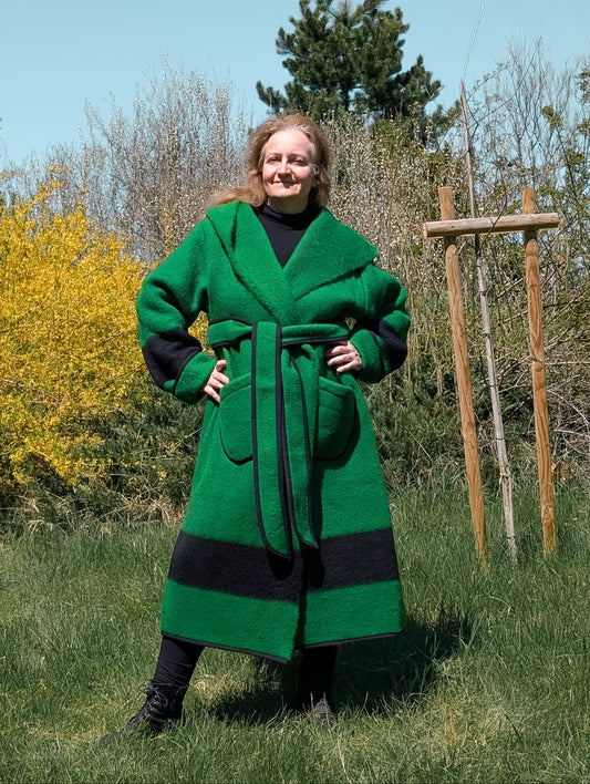 Long green wool capote coat wrapped with a belt and perfect for reenactment and rendezvous 