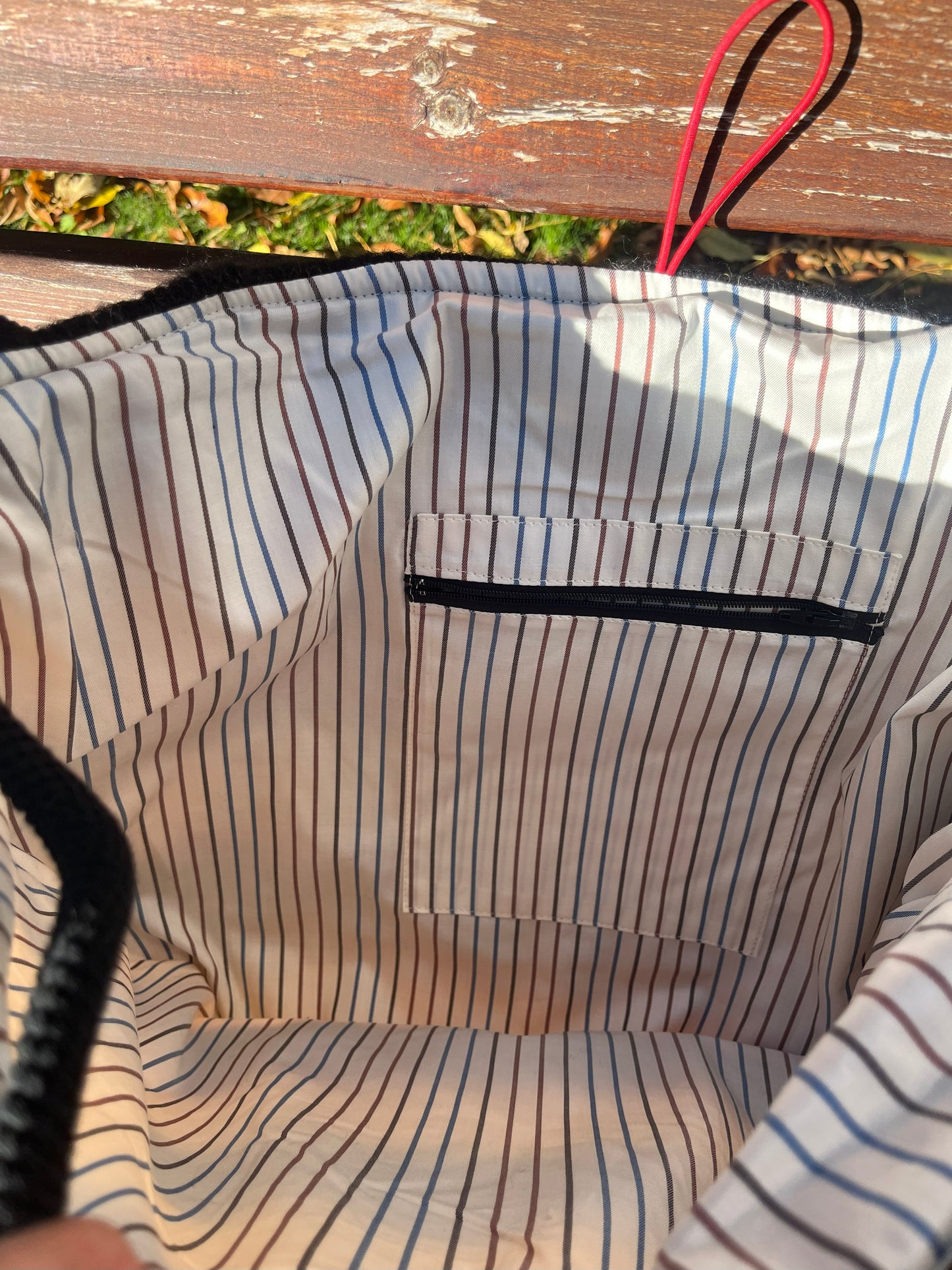 Handmade tote bag interior lining made of high-quality pure cotton with a stripe pattern.
